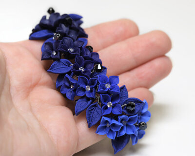 Blue flowers bracelet. Something blue for bride. Midnight blue bracelet.
Blue wedding jewelry Wrist flowers Blue Wrist corsage Prom bracelet自然首饰