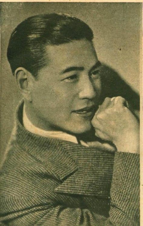 民国老影星：高占非，1923年，弃军从艺，进明星影片公司当配角演员。1928年后因在新人、耐梅等影片公司主演影片《小侦探》和《奇女子》而崭露头角。30年代，先后在明星、联华、艺华、天一、新华等影片公司任演员，拍摄各类影片。左翼电影运动兴起，相继在《共赴国难》、《都会的早晨》、《天明》、《女儿经》、《船家女》、《空谷兰》、《劫后桃花》等影片中担任主要角色，博得观众好评。抗日战争期间，曾在武汉、重庆主演宣传抗战，弘扬民族精神的影片《热血忠魂》和《长空万里》。1942年后为“中联”、“华影”主演了《博爱》、《万世流芳》等影片。抗战胜利后去香港。