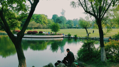 情人坡有老师在垂钓