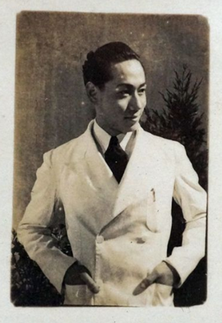 民国影星：白云，中学毕业后在香港演出话剧，1938年主演香港正义影片公司摄制的《春情烈火》。1939年到上海，在国华、金星、国泰等影业公司任演员，主演《夜明珠》、《三笑》、《李香君》、《西厢记》、《天涯歌女》等影片。1945年在中国电影制片厂参加拍摄《血溅樱花》。1947年赴香港，在大中华等影业公司任演员。1938到1964年期间共拍摄影片近百部。1965年离开香港，定居台湾，改行经商。