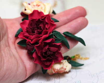 Red peony bracelet. Red flowers bracelet. Red white peony jewelry.
Polymer clay jewelry handmade. Floral jewelry Wrist corsage Prom bracelet自然首饰