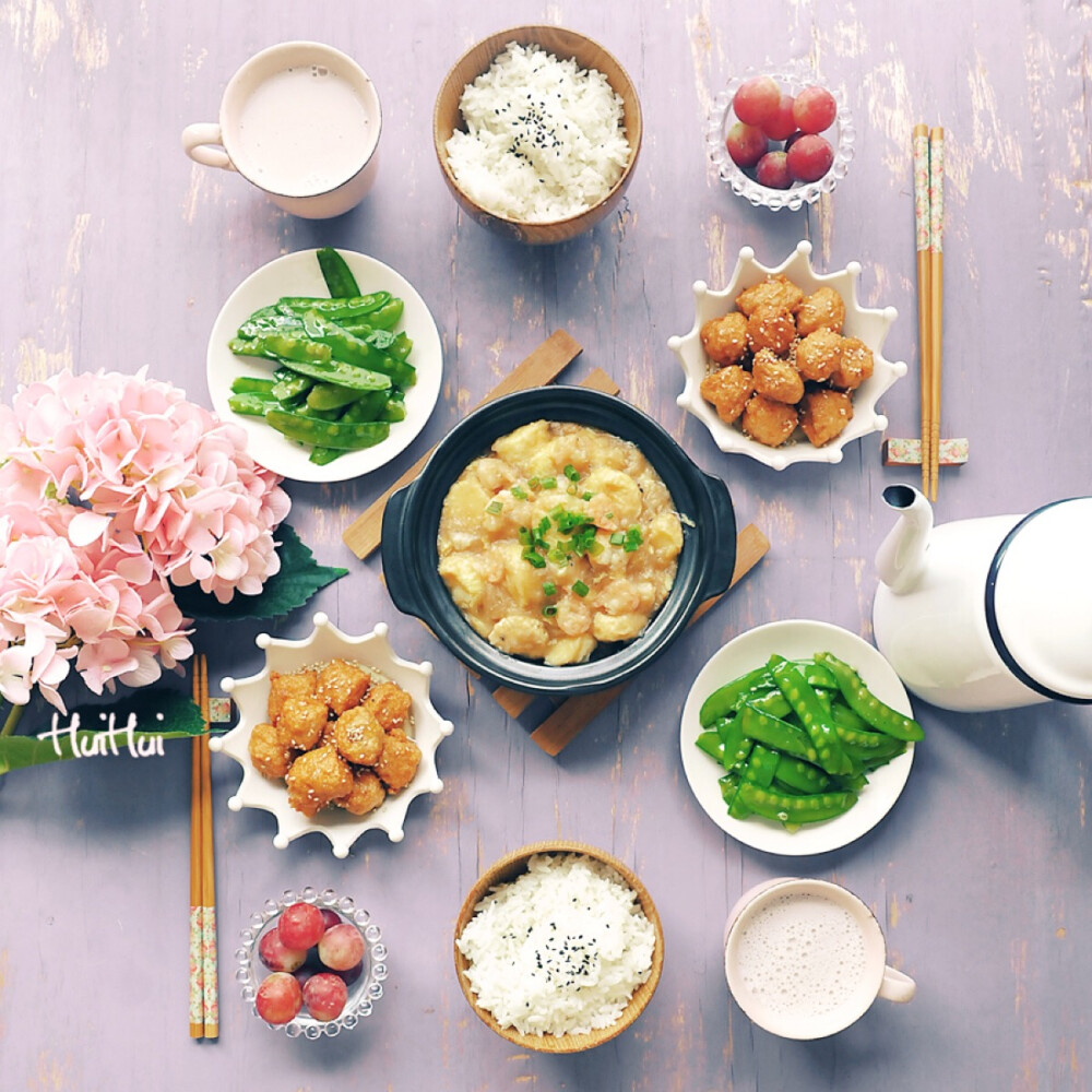 早安，今日早餐：海鲜玉子豆腐煲+清炒荷兰豆+酱糖虾丸+提子+米饭+豆浆。
玉子豆腐煲和酱糖虾丸都是新菜，还在试验阶段，等OK了就把食谱放出来，莫急。