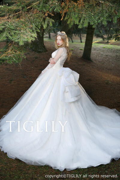 日本知名婚纱品牌 TIGLILY 释出2016春夏婚纱系列LookBook，新季系列以「Pandora 潘多拉」为主题，宛若翻开一本童话书一般，纯洁的白色或者生动的鲜艳、精致的做工，让新娘完美的化身为童话中的公主。