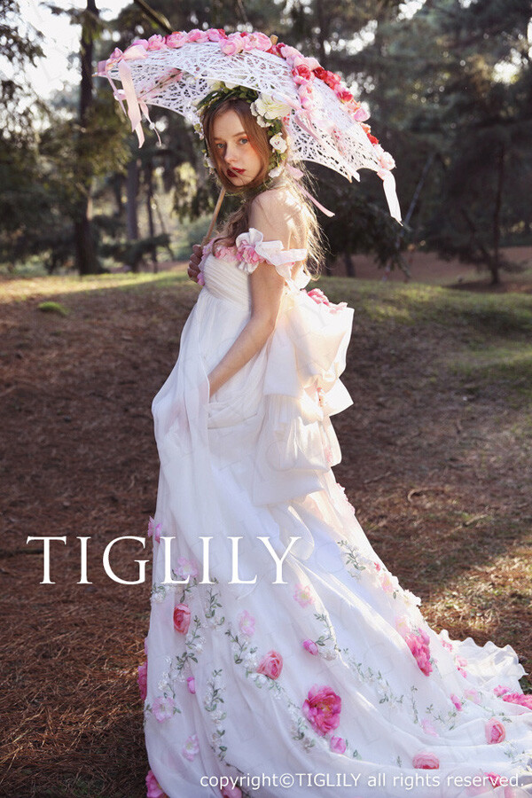 日本知名婚纱品牌 TIGLILY 释出2016春夏婚纱系列LookBook，新季系列以「Pandora 潘多拉」为主题，宛若翻开一本童话书一般，纯洁的白色或者生动的鲜艳、精致的做工，让新娘完美的化身为童话中的公主。