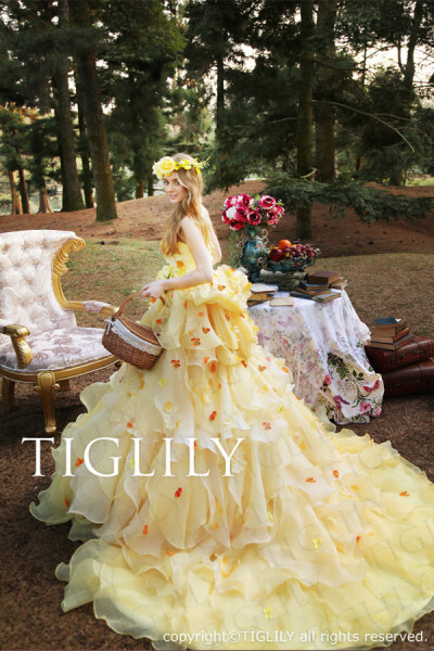 日本知名婚纱品牌 TIGLILY 释出2016春夏婚纱系列LookBook，新季系列以「Pandora 潘多拉」为主题，宛若翻开一本童话书一般，纯洁的白色或者生动的鲜艳、精致的做工，让新娘完美的化身为童话中的公主。