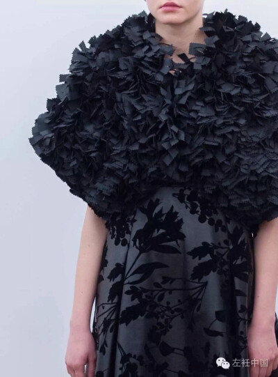 二宫启的设计以让焦点更能集中于衣服的高超剪裁技巧及精密的细节上为最大的亮点，精通纸样设计的他更是擅长用各种手法表现出衣服的立体层次感。
