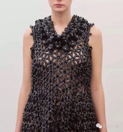 二宫启的设计以让焦点更能集中于衣服的高超剪裁技巧及精密的细节上为最大的亮点，精通纸样设计的他更是擅长用各种手法表现出衣服的立体层次感。
