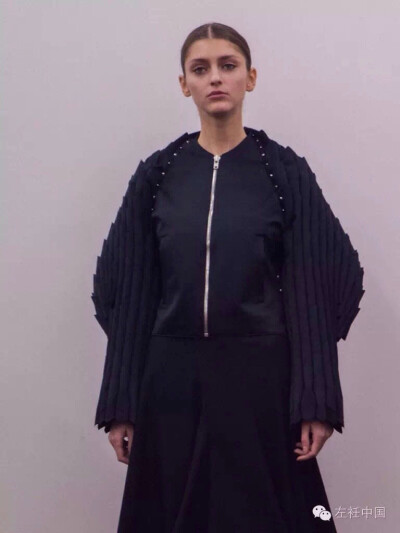 二宫启的设计以让焦点更能集中于衣服的高超剪裁技巧及精密的细节上为最大的亮点，精通纸样设计的他更是擅长用各种手法表现出衣服的立体层次感。
