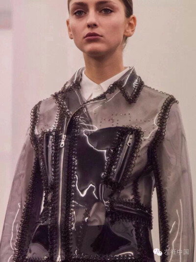 二宫启的设计以让焦点更能集中于衣服的高超剪裁技巧及精密的细节上为最大的亮点，精通纸样设计的他更是擅长用各种手法表现出衣服的立体层次感。
