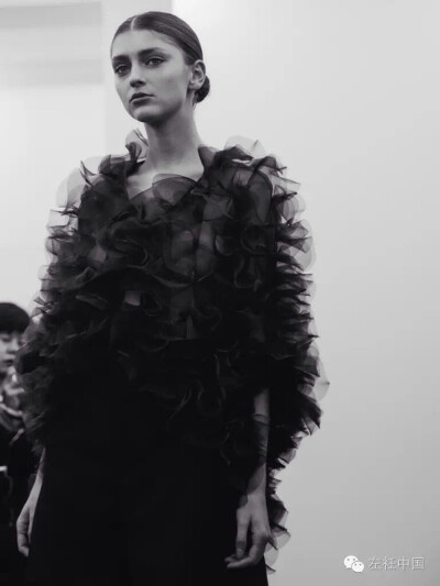 二宫启的设计以让焦点更能集中于衣服的高超剪裁技巧及精密的细节上为最大的亮点，精通纸样设计的他更是擅长用各种手法表现出衣服的立体层次感。
