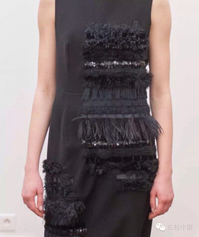 二宫启的设计以让焦点更能集中于衣服的高超剪裁技巧及精密的细节上为最大的亮点，精通纸样设计的他更是擅长用各种手法表现出衣服的立体层次感。
