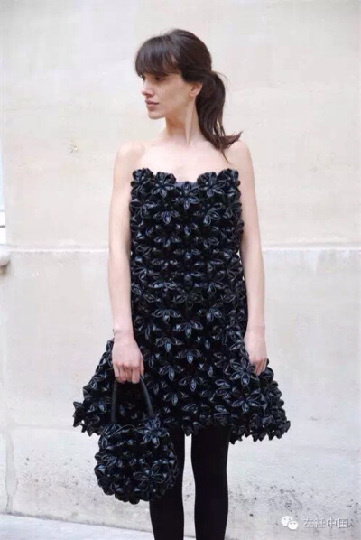 自2012年创立品牌后，Noir Kei Ninomiya的系列都始终以黑为基调，颜色上看似受到限制，但恰巧能让这位川久保铃最年轻的弟子发挥其鬼斧神工，每一季他都能在工艺、材质和细节上展示别样的变化。严谨缜密的将黑色展现…