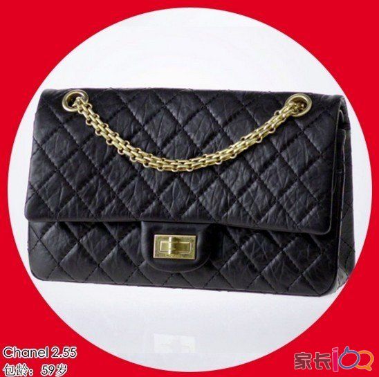 Chanel 2.55 1955年2月，COCO Chanel女士推出了一款配有金属链条的双层翻盖方形包这就是经典的Chanel
2.55。这么多年来，从材料，链条设计，翻盖设计，锁头设计等等各个方面都不断出现更多种的设计，不过，Chanel 2.55精细的做工却从未改变，从剪裁、贴合、缝纫、再剪裁、拼接、装拉链、镶嵌扣眼、缝好搭扣、完成、包装………