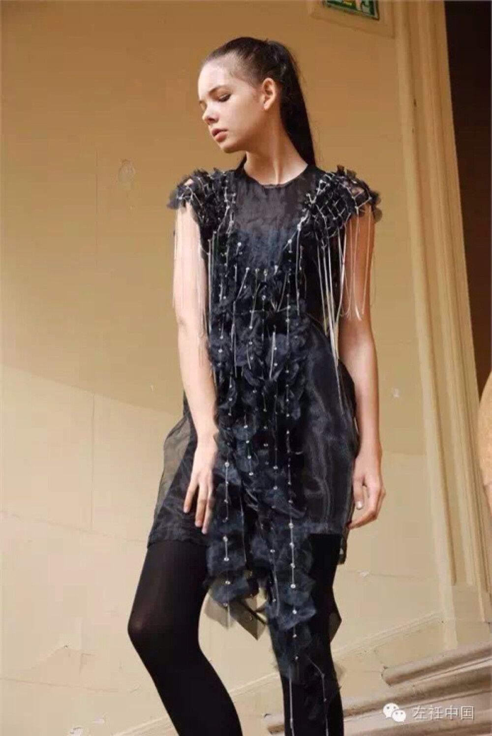 热爱黑色的二宫启曾表示说：“像高级时装这样特别而精致的东西，只需要一种颜色来表达，黑色。”因此品牌也以“Noir”命名，法文意为“黑色”。除了代表黑色是其品牌的命脉，也是向Comme des Garçons的致敬，他的看法是“黑是既强烈又美丽的颜色，可以依其制作手法、技术和材质的不同，而有不同的变化。