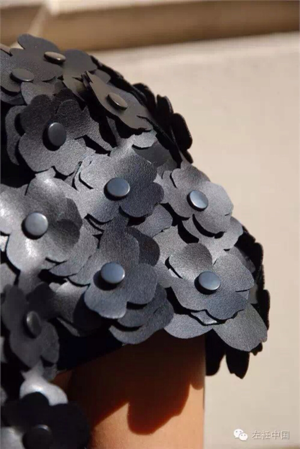 热爱黑色的二宫启曾表示说：“像高级时装这样特别而精致的东西，只需要一种颜色来表达，黑色。”因此品牌也以“Noir”命名，法文意为“黑色”。除了代表黑色是其品牌的命脉，也是向Comme des Garçons的致敬，他的看法是“黑是既强烈又美丽的颜色，可以依其制作手法、技术和材质的不同，而有不同的变化。