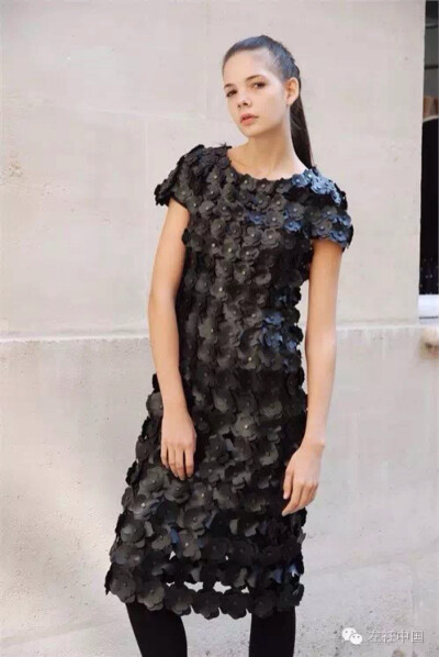 热爱黑色的二宫启曾表示说：“像高级时装这样特别而精致的东西，只需要一种颜色来表达，黑色。”因此品牌也以“Noir”命名，法文意为“黑色”。除了代表黑色是其品牌的命脉，也是向Comme des Garçons的致敬，他的看…