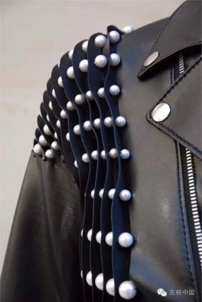 热爱黑色的二宫启曾表示说：“像高级时装这样特别而精致的东西，只需要一种颜色来表达，黑色。”因此品牌也以“Noir”命名，法文意为“黑色”。除了代表黑色是其品牌的命脉，也是向Comme des Garçons的致敬，他的看…