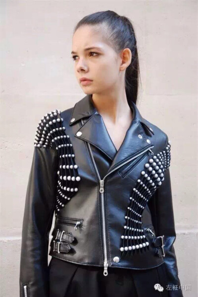 热爱黑色的二宫启曾表示说：“像高级时装这样特别而精致的东西，只需要一种颜色来表达，黑色。”因此品牌也以“Noir”命名，法文意为“黑色”。除了代表黑色是其品牌的命脉，也是向Comme des Garçons的致敬，他的看…