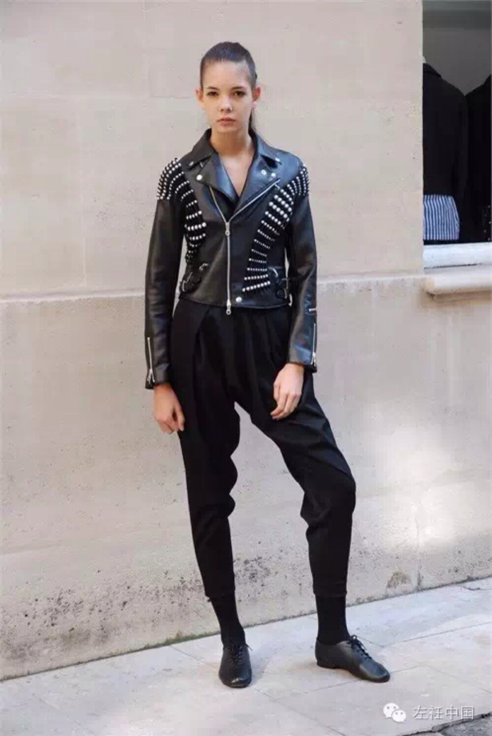 热爱黑色的二宫启曾表示说：“像高级时装这样特别而精致的东西，只需要一种颜色来表达，黑色。”因此品牌也以“Noir”命名，法文意为“黑色”。除了代表黑色是其品牌的命脉，也是向Comme des Garçons的致敬，他的看法是“黑是既强烈又美丽的颜色，可以依其制作手法、技术和材质的不同，而有不同的变化。