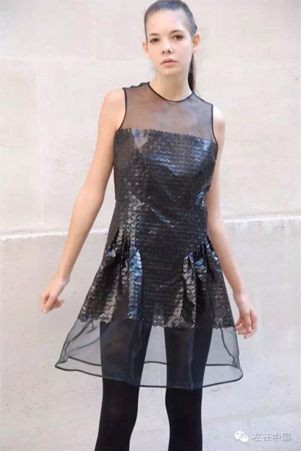 热爱黑色的二宫启曾表示说：“像高级时装这样特别而精致的东西，只需要一种颜色来表达，黑色。”因此品牌也以“Noir”命名，法文意为“黑色”。除了代表黑色是其品牌的命脉，也是向Comme des Garçons的致敬，他的看法是“黑是既强烈又美丽的颜色，可以依其制作手法、技术和材质的不同，而有不同的变化。