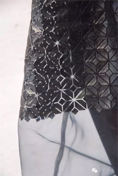 热爱黑色的二宫启曾表示说：“像高级时装这样特别而精致的东西，只需要一种颜色来表达，黑色。”因此品牌也以“Noir”命名，法文意为“黑色”。除了代表黑色是其品牌的命脉，也是向Comme des Garçons的致敬，他的看…