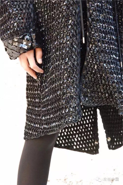 热爱黑色的二宫启曾表示说：“像高级时装这样特别而精致的东西，只需要一种颜色来表达，黑色。”因此品牌也以“Noir”命名，法文意为“黑色”。除了代表黑色是其品牌的命脉，也是向Comme des Garçons的致敬，他的看…