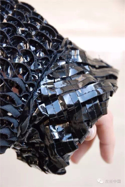 热爱黑色的二宫启曾表示说：“像高级时装这样特别而精致的东西，只需要一种颜色来表达，黑色。”因此品牌也以“Noir”命名，法文意为“黑色”。除了代表黑色是其品牌的命脉，也是向Comme des Garçons的致敬，他的看…