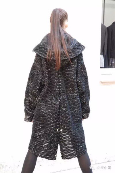 热爱黑色的二宫启曾表示说：“像高级时装这样特别而精致的东西，只需要一种颜色来表达，黑色。”因此品牌也以“Noir”命名，法文意为“黑色”。除了代表黑色是其品牌的命脉，也是向Comme des Garçons的致敬，他的看…