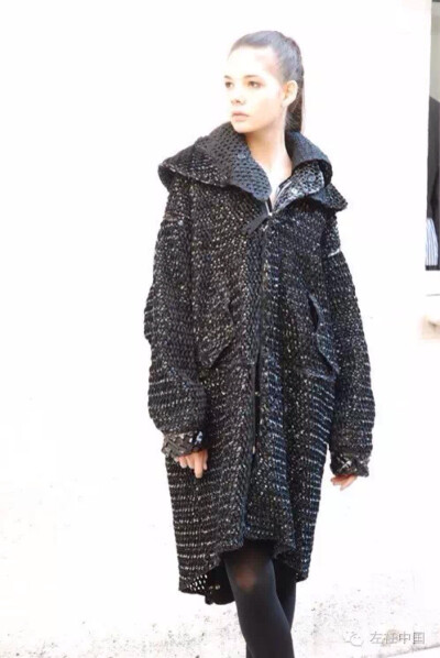 热爱黑色的二宫启曾表示说：“像高级时装这样特别而精致的东西，只需要一种颜色来表达，黑色。”因此品牌也以“Noir”命名，法文意为“黑色”。除了代表黑色是其品牌的命脉，也是向Comme des Garçons的致敬，他的看…