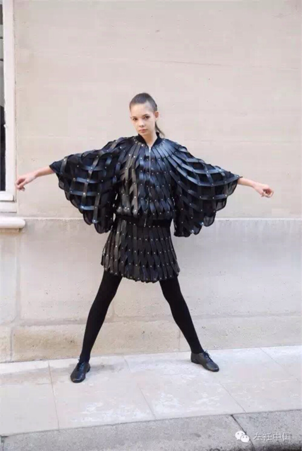 热爱黑色的二宫启曾表示说：“像高级时装这样特别而精致的东西，只需要一种颜色来表达，黑色。”因此品牌也以“Noir”命名，法文意为“黑色”。除了代表黑色是其品牌的命脉，也是向Comme des Garçons的致敬，他的看法是“黑是既强烈又美丽的颜色，可以依其制作手法、技术和材质的不同，而有不同的变化。