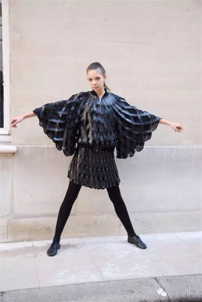 热爱黑色的二宫启曾表示说：“像高级时装这样特别而精致的东西，只需要一种颜色来表达，黑色。”因此品牌也以“Noir”命名，法文意为“黑色”。除了代表黑色是其品牌的命脉，也是向Comme des Garçons的致敬，他的看…