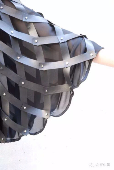 热爱黑色的二宫启曾表示说：“像高级时装这样特别而精致的东西，只需要一种颜色来表达，黑色。”因此品牌也以“Noir”命名，法文意为“黑色”。除了代表黑色是其品牌的命脉，也是向Comme des Garçons的致敬，他的看…