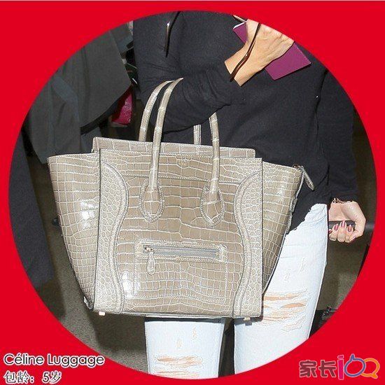 Céline Luggage Céline Luggage俗称笑脸包，是“it bag之母”Phoebe
Philo入主Céline后设计的，尽管价格不菲，购买渠道也不多，但是这款手袋还是成为全球明星的最爱，更一度发展成全球奢侈品购物者们的必备，以拥有一只Luggage为荣。这款手袋后来在尺寸和手柄等设计上都做了调整，还出了迷你款的Nano Luggage。