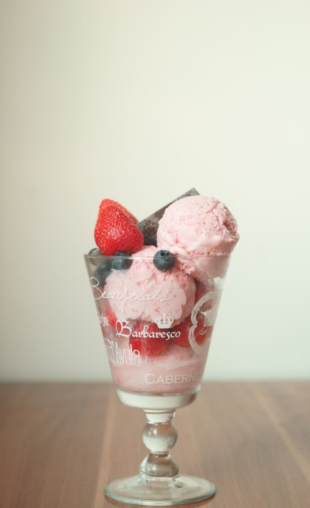 草莓冰淇淋。
材料：
草莓250g 砂糖50g 奶油100ml 牛奶100ml
做法：
1. 草莓洗净去蒂
2. 混合所有材料
3. 用搅拌器将草莓打碎，搅拌至混合液体顺滑
4. 将冰淇淋液体倒入冰淇淋桶，搅拌30分钟