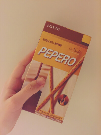 #金興發#LOTTE PEPERO巧克力夾心棒/傍晚下課去逛學校附近的百貨商店 買了喜歡的巧克力棒 夾心什麼的最棒了啊
