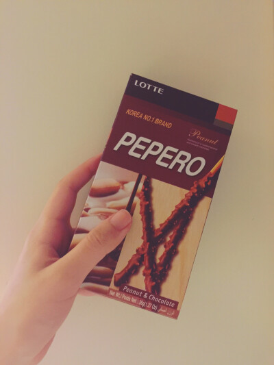 #金興發#LOTTE PEPERO花生巧克力棒/還有另外一款杏仁巧克力棒 但好像更喜歡花生呢 忍不住買來就吃啊啊啊