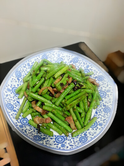 昨天亲自下田采摘的蔬菜，炒来吃，更香更甜！干扁烧肉豆角，焖烧节瓜烧肉，凉拌木耳菜～