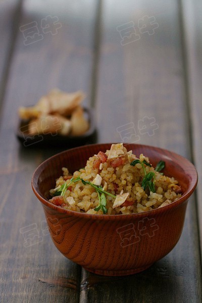 腊味榴莲炒饭1榴莲去核后将果肉放入搅拌机中打成细茸，让后取出和米饭充分混合均匀，最好能腌制半小时 2锅中放入少量油烧到三成热，放入腊肠粒小火炒出香味，放入腌好的榴莲米饭，用筷子不停翻炒均匀，让米粒松散 3在米饭中加入白糖和盐调味，如果米饭结块很难炒散的话，再加入盐后加盖子微微焖半分钟，米饭吸收水分后就比较容易拌匀 4米饭炒熟后出锅前放入豆苗拌匀，食用前撒上香蕉片或者果仁即可