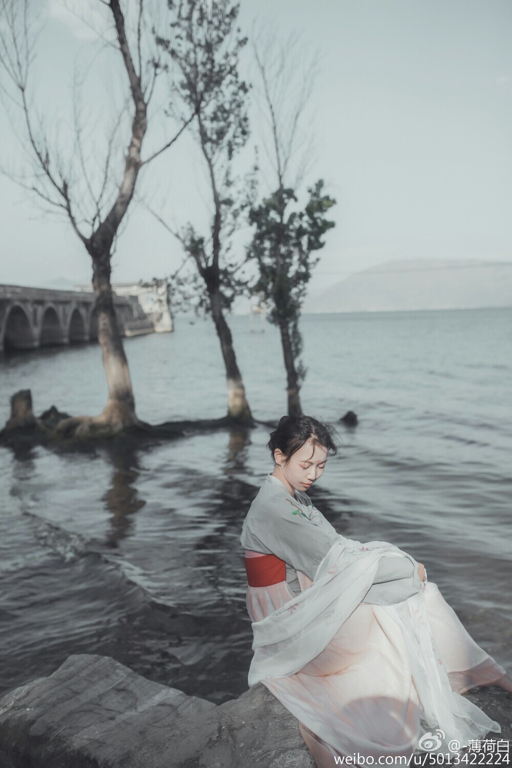 #大理旅拍##薄荷客片#
出镜：@Cyan大花
摄影/后期：@-薄荷白
服装：@芥子记
抄送：@古风圈网站 @汉服荟 @汉服写真集 @汉服吧