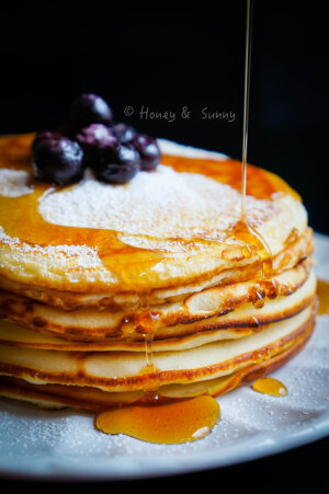 『俄罗斯美食 松饼』俄罗斯美食欧拉季益是传统俄式松饼。有栉瓜、猪或牛肝等咸口味，也有苹果，开非尔等甜口味。