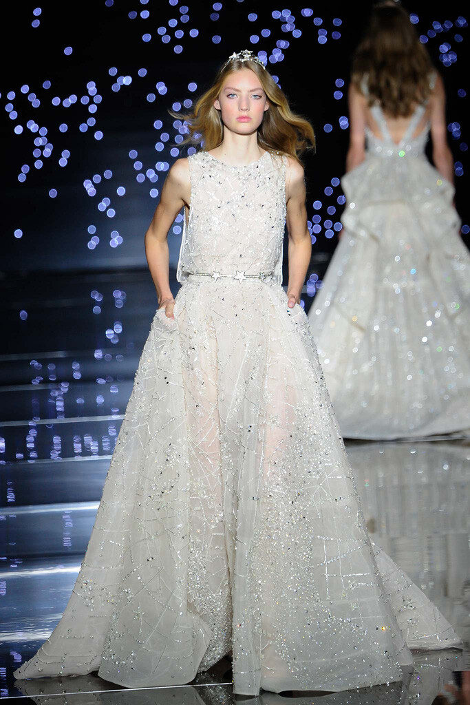 Zuhair Murad 2015秋冬系列高定时装秀,Zuhair Murad（祖海·慕拉）于巴黎发布2015秋冬高级定制系列，本季设计师再次为我们带了一场赏心悦目的视觉盛宴，秀场被设置成繁星浩瀚的感觉，模特们仙气十足，优雅的大裙摆在蓝色海洋里霓裳闪耀，美得包罗万象，无比精妙。