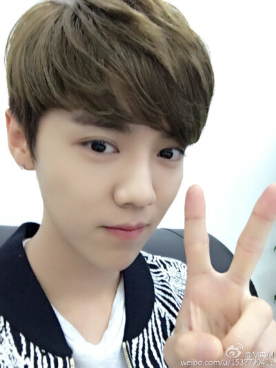 鹿晗 鹿哥 luhan 520！微博更新三张自拍，合起来是520！还有INS上的哈特！真的要被鹿哥暖哭了，鹿哥你就不怕宠坏我们嘛~~