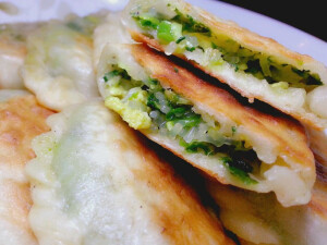 ❁『韭菜盒子』 ❁用料：木耳100克	韭菜200克 中筋面粉300克	油	 盐 	粉丝 鸡蛋3个
做法：1.面粉加水和成面汤，放30分钟。韭菜洗好切末，炒鸡蛋捣碎加入粉丝拌匀，加入适量盐搅拌均匀2.面团放到面板上揉一会分成四份，取一份擀成圆饼，放入馅，对折捏紧捏出花边，电饼档预热30秒，少许油，放入煎制
，表面微黄起渣即可。