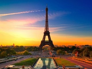 埃菲尔铁塔（法语：La Tour Eiffel；英语：Eiffel Tower）矗立在法国巴黎的战神广场，是世界著名建筑，也是法国文化象征之一，巴黎城市地标之一，也是巴黎最高建筑物，高300米，天线高24米，总高324米，于1889年建成，得名于设计它的著名建筑师、结构工程师古斯塔夫·埃菲尔。 铁塔设计新颖独特，是世界建筑史上的技术杰作，是法国巴黎的重要景点和突出标志。 889年5月15日，为给世界博览会开幕典礼剪彩，铁塔的设计师古斯塔夫·埃菲尔亲手将法国国旗升上铁塔的300米高空，由此，人们为了纪念他对法国和巴黎的这一贡献，特别还在塔下为他塑造了一座半身铜像。埃菲尔铁塔经历了百年风雨，但在经