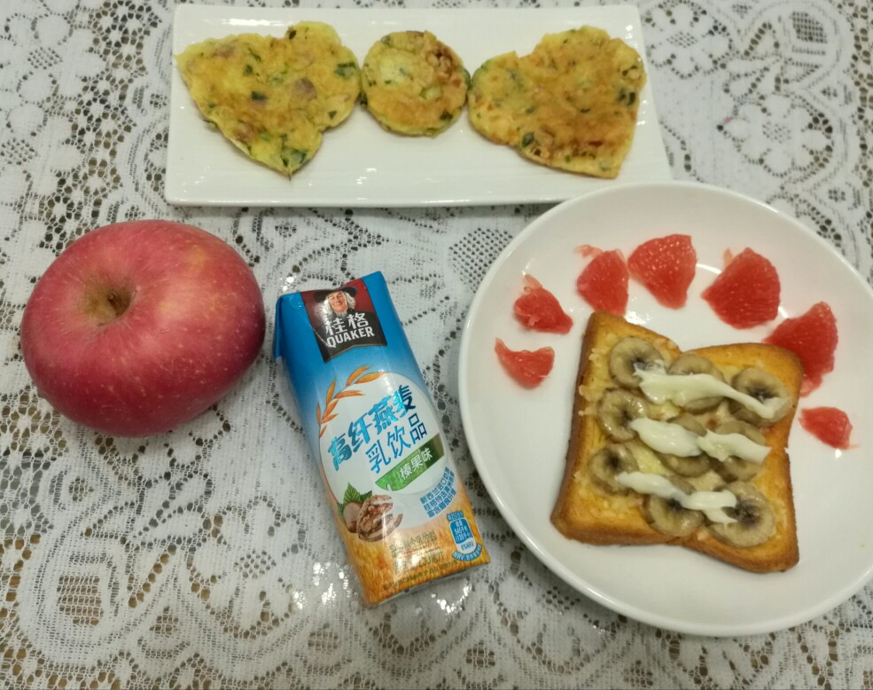 菠菜鸡蛋饼，西柚加香蕉土司