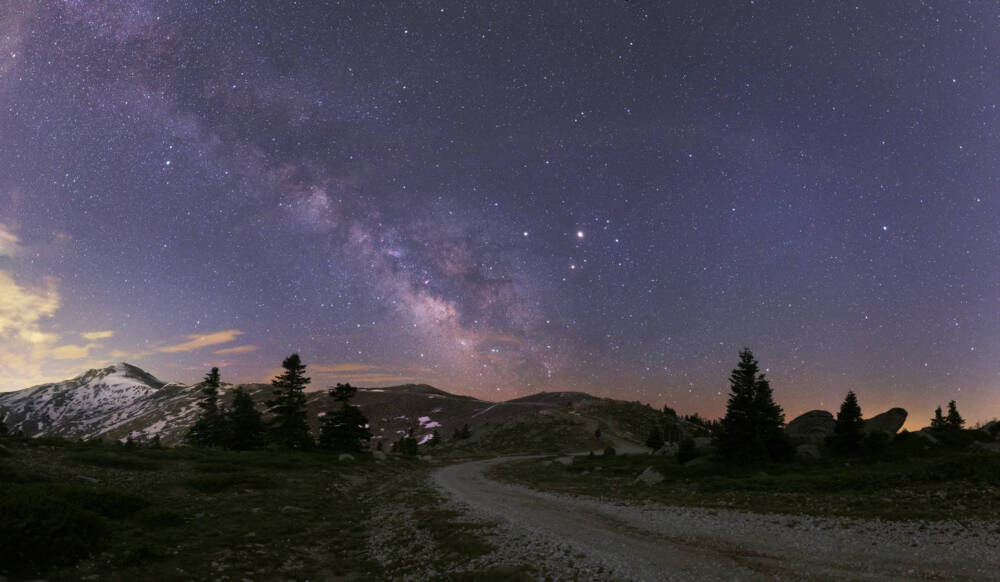 银河，土星，以及冲日的火星，天空中最明亮的火星将在明天“冲日”，由Tunç Tezel 拍摄于土耳其布尔萨附近的山路。