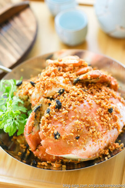 港式【避风塘炒蟹】堆金叠玉香酥入骨的渔家菜
材料：石蟹2-3只，蒜，姜，葱，玉米淀粉，辣椒，豆豉，糖，盐
1. 大蒜两杯用料理机打碎，热油锅烧到8成熟，下蒜粒中火炸，中途搅动几次，炸到蒜粒开始金黄时关火。让油…