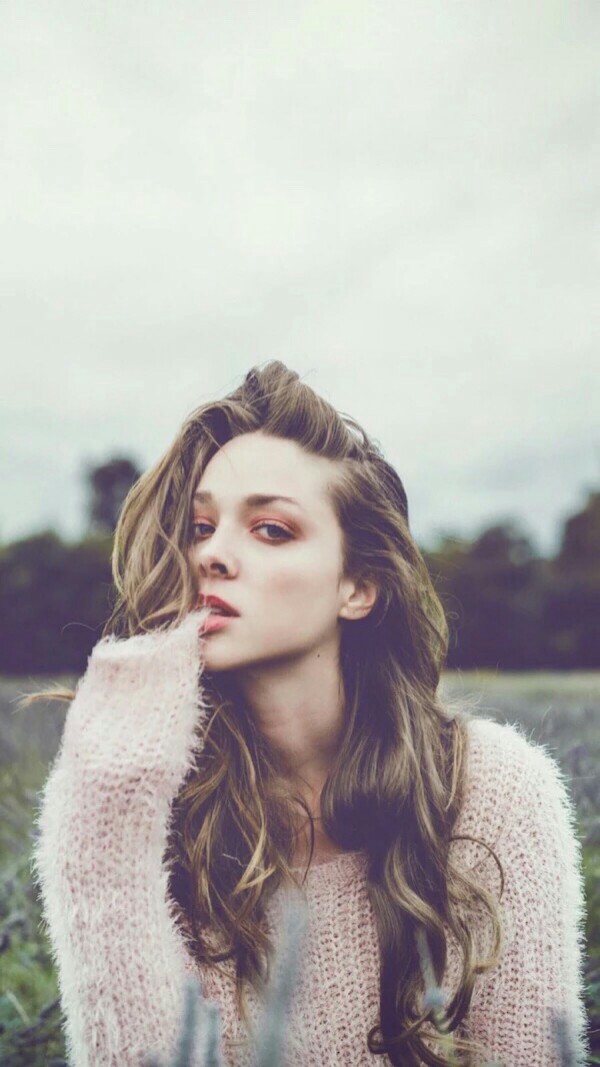 流畅的大卷发，帅气逼人的女子。