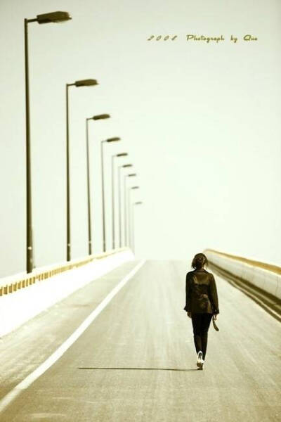 很喜欢一句话：本该玩的年龄，却怎么心事重重。本该放纵的青春，却怎么只能听天由命。