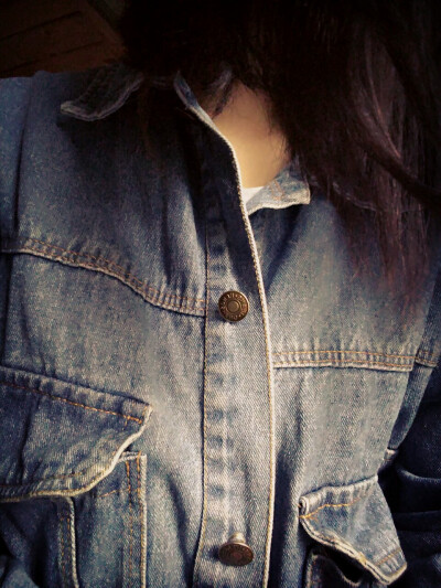 “不要去追一匹马，用追马的时间种草，
待到春暖花开时，就会有一批骏马任你挑选；
不要去巴结一个人，用暂时没有朋友的时间，
去提升自己的能力，待到时机成熟时，
就会有一众的朋友与你同行。
用人情做出来的朋友…